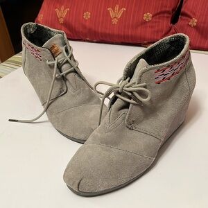 Tom’s Desert Wedge Grey Suede Women’s Booties, Size 6